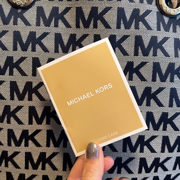 Michael Kors Navy Blue Bag / Laptop Book Bag, only used maybe twice - Picture 8 of 10